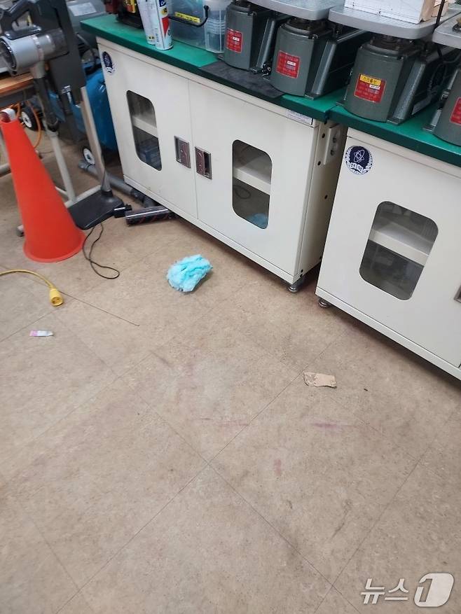 (익산=뉴스1) 신준수 기자 = 26일 오후 9시 6분께 전북 익산시 금마면의 한 고등학교에서 학생들이 메틸알코올을 흡입하는 사고가 발생했다.(전북소방본부 제공. 재판매 및 DB금지)