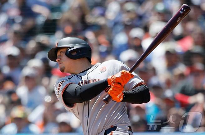 샌프란시스코 자이언츠 윌머 플로레스가 27일(한국시간) 열린 2025 메이저리그 디트로이트 타이거스전 6회초 1사 1, 2루에서 1타점 적시타를 쳤다. 이 1득점이 이날 샌프란시스코의 유일한 득점이었다. ⓒ AFP=뉴스1