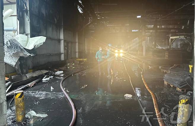 22일 오후 5시 40분쯤 불이 다시 재발화 한 광주 광산구 소촌동 금호타이어 광주공장 내부 모습. 금호타이어 광주공장에서는 지난 17일 오전 7시 11분 대형 화재가 발생해 국가소방동원령이 내려지기도 했다.(광주 광산구 제공, 재배포 DB 금지) /뉴스1 2025.5.23/뉴스1