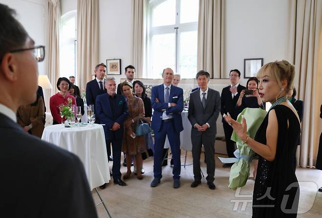 프랑스 문화예술공로훈장 최고 등급인 코망되르(Commandeur)를 수훈한 조수미가 26일(현지시간) 프랑스 파리 문승현 주프랑스 대사의 관저에 마련된 축하 연회에 참석해 감사 인사를 전하고 있다. 2025.5.26/뉴스1 ⓒ News1 이준성 기자
