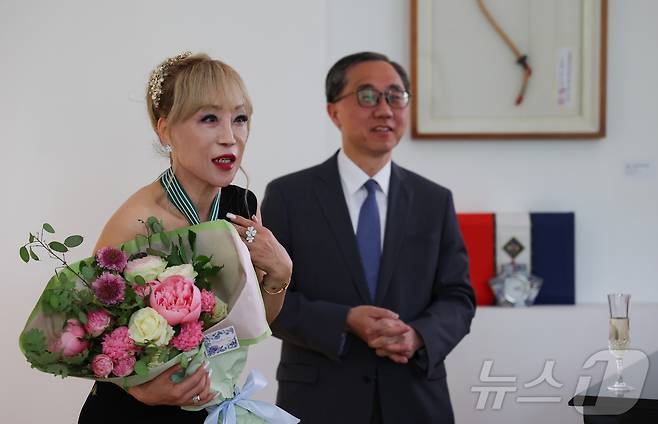 프랑스 문화예술공로훈장 최고 등급인 코망되르(Commandeur)를 수훈한 조수미가 26일(현지시간) 프랑스 파리 문승현 주프랑스 대사의 관저에 마련된 축하 연회에 참석해 감사 인사를 전하고 있다. 2025.5.26/뉴스1 ⓒ News1 이준성 기자