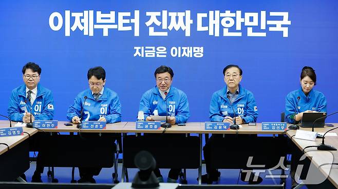 윤호중 더불어민주당 중앙선거대책위원회 총괄본부장이 27일 오전 서울 여의도 중앙당사에서 열린 제7차 총괄본부장단 회의에 참석해 모두 발언하고 있다. 2025.5.27/뉴스1 ⓒ News1 안은나 기자