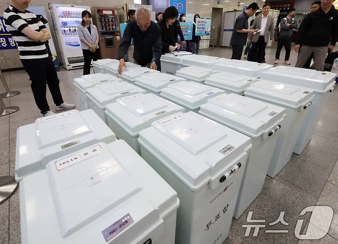 제21대 대통령선거를 일주일 앞둔 27일 오전 인천 중구 인천항 연안여객터미널에서 옹진군선거관리위원회 관계자들이 서해5도 지역으로 이송할 투표함을 점검하고 있다. 2025.5.27/뉴스1 ⓒ News1 이동해 기자