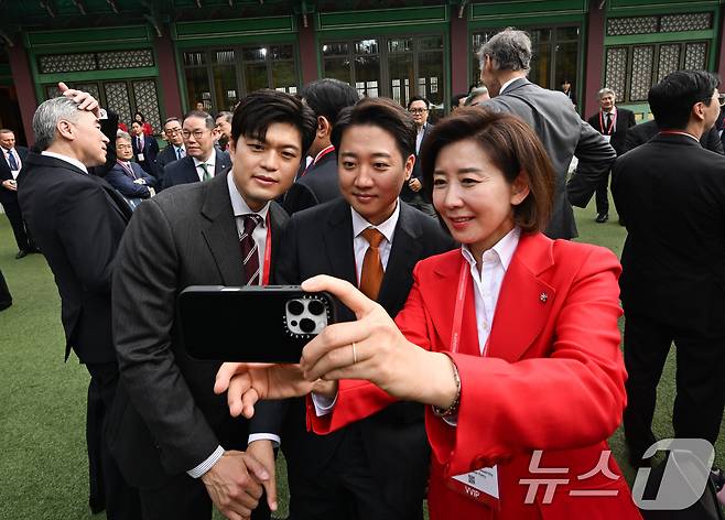 21일 서울 신라호텔에서 열린 제16회 조선일보 아시안리더십콘퍼런스(ALC)에 참석한 국민의힘 김용태 비상대책위원장과 이준석 개혁신당 대선 후보, 나경원 국민의힘 공동선대위원장이 기념촬영을 하고 있다. . (조선일보 제공. 재판매 및 DB 금지) 2025.5.21/뉴스1