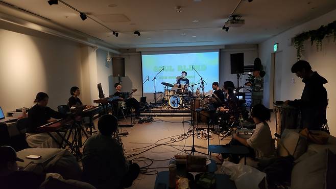 오픈창동(OPCD)과 가배미혼의 음악 제작 모습(도봉구 제공)