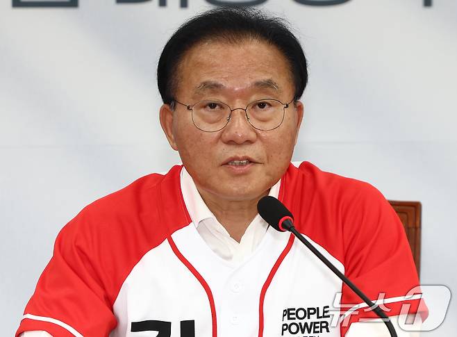 윤재옥 국민의힘 총괄선거대책본부장이 27일 오전 서울 여의도 국회에서 열린 선거대책본부 본부장단 회의에서 모두 발언을 하고 있다. 2025.5.27/뉴스1 ⓒ News1 김민지 기자