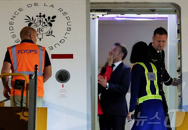 에마뉘엘 마크롱 프랑스 대통령이 25일 베트남 하노이의 노이바이 국제공항에 도착해 내리기 전 부인 브리지트 마크롱이 에마뉘엘 마크롱의 얼굴을 밀치고 있다.2025. 05. 26 ⓒ 로이터=뉴스1 ⓒ News1 허정현 기자