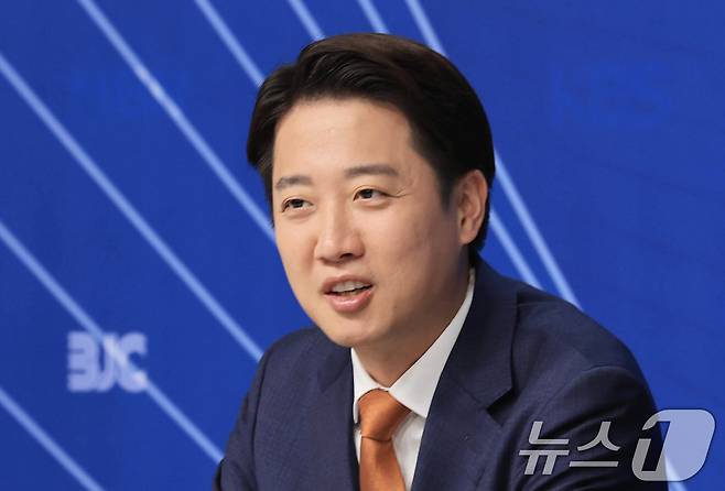 이준석 개혁신당 대통령 후보가 26일 오전 서울 양천구 한국방송회관에서 열린 한국방송기자클럽(BJC) 초청 토론회에서 패널들과 대화하고 있다. (공동취재) 2025.5.26/뉴스1 ⓒ News1 신웅수 기자