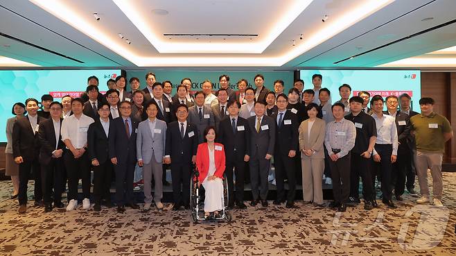 27일 오전 서울 중구 롯데호텔에서 열린 제8회 뉴스1 블록체인 리더스클럽에서 이영섭 뉴스1 대표이사와 민병덕 더불어민주당 의원, 최보윤 국민의힘 의원, 이종렬 한국은행 부총재보 등 참석자들이 기념 촬영을 하고 있다. 2025.5.27/뉴스1 ⓒ News1 박정호 기자