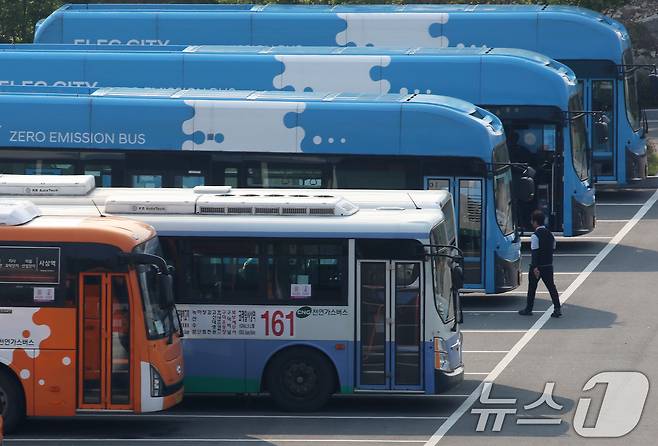27일 부산 강서구 강서시내버스 공영차고지에 운행을 앞둔 시내버스가 주차돼 있다. 2025.5.27/뉴스1 ⓒ News1 윤일지 기자