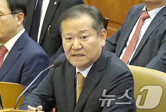 이상민 전 행정안전부 장관이 2월 11일 오전 서울 종로구 헌법재판소에서 열린 윤석열 대통령 탄핵 심판 7차 변론기일에 증인으로 출석해 질문에 답변하고 있다. (헌법재판소 제공) 2025.2.11/뉴스1