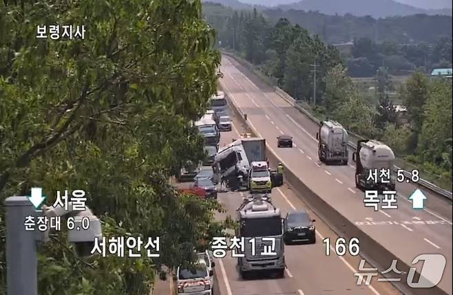 서천 서해안고속도로 교통사고 현장. (도로공사 CCTV 갈무리) / 뉴스1