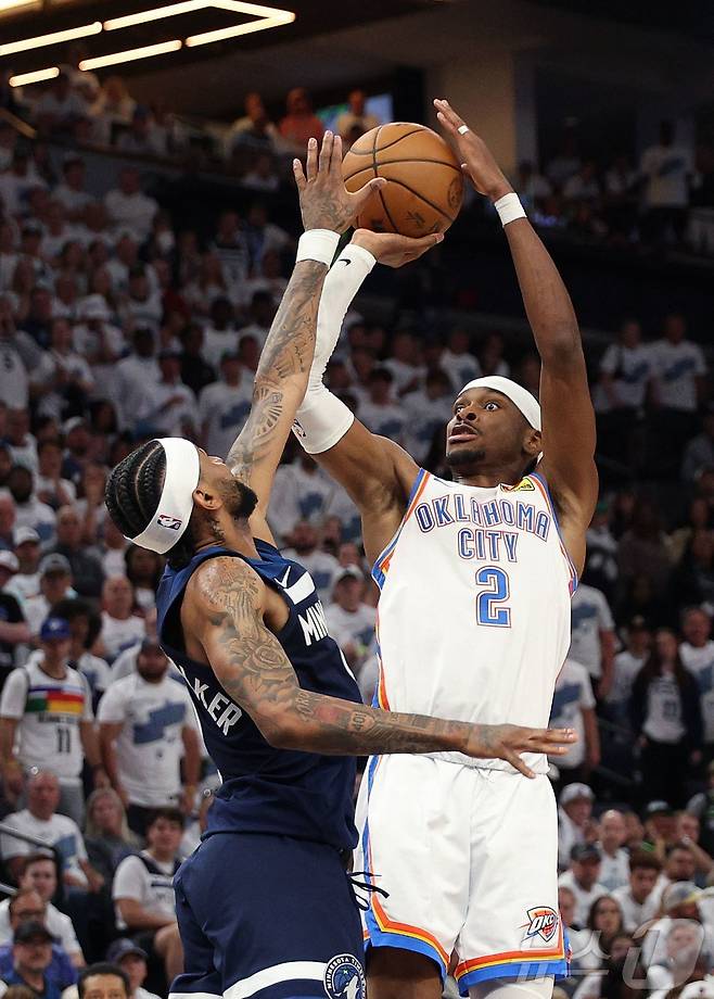 오클라호마시티 선더의 샤이 길저스 알렉산더(오른쪽)가 27일(한국시간) 열린 미네소타 팀버울브스와의 2024-25 NBA 플레이오프 동부 콘퍼런스 결승 4차전에서 40점 9리바운드 10어시스트로 활약해 팀의 128-126 승리를 이끌었다. ⓒ AFP=뉴스1