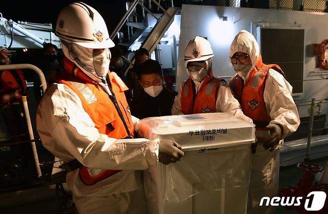 제21대 국회의원선거일인 15일 인천시 중구 인천해양경찰전용부두에서 해경 직원들이 연평도에서 이송한 투표함을 옮기고 있다. 2020.4.16/뉴스1 ⓒ News1 인천사진공동취재단
