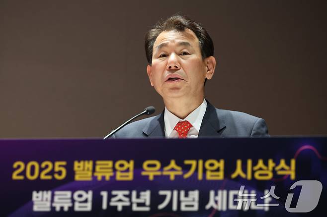 정은보 한국거래소 이사장이 27일 오후 서울 여의도 한국거래소에서 열린 밸류업 우수기업 시상식에서 개회사를 하고 있다. 한국거래소는 기업가치 제고계획(밸류업) 1년을 맞아 HD현대일렉트릭과 KB금융지주 등 10개사를 우수기업으로 선정했다. 2025.5.27./뉴스1 2025.5.27/뉴스1 ⓒ News1 신웅수 기자