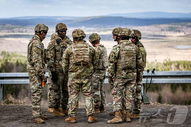 미국 육군 군인들이 독일 그라펜뵈르 훈련장에서 실사격 훈련을 지켜보고 있다. 2023.03.28 ⓒ 로이터=뉴스1 ⓒ News1 정지윤 기자