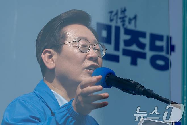 이재명 더불어민주당 대통령 후보가 26일 오후 경기 용인시 단국대학교 죽전캠퍼스 정문 앞을 찾아 지지를 호소하고 있다. 2025.5.26/뉴스1 ⓒ News1 안은나 기자