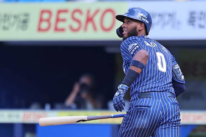 삼성 디아즈가 25일 대구삼성라이온즈파크에서 열린 2025 KBO리그 KIA전에서 9회말 끝내기 홈런을 때린 후 타구를 바라보고 있다. 시즌 20호 홈런이다. 사진 | 삼성 라이온즈