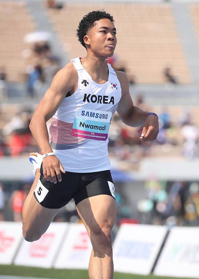 2025 구미 아시아육상경기선수권대회 첫날인 27일 경북 구미시 구미시민운동장에서 열린 남자 100m 예선에서 나마디 조엘진(예천군청)이 전력 질주하고 있다. 사진 | 구미=연합뉴스