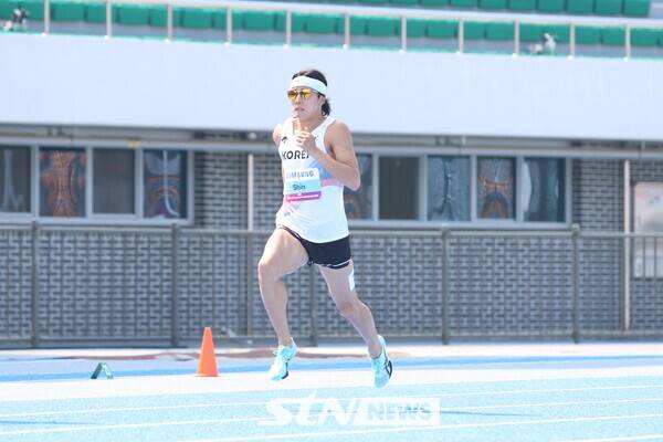 경북 구미시민운동장에서 열린 '2025 구미아시아육상선수권대회' 남자 400m 예선에 출전한 신민규(서울특별시청). 사진┃강명호 기자