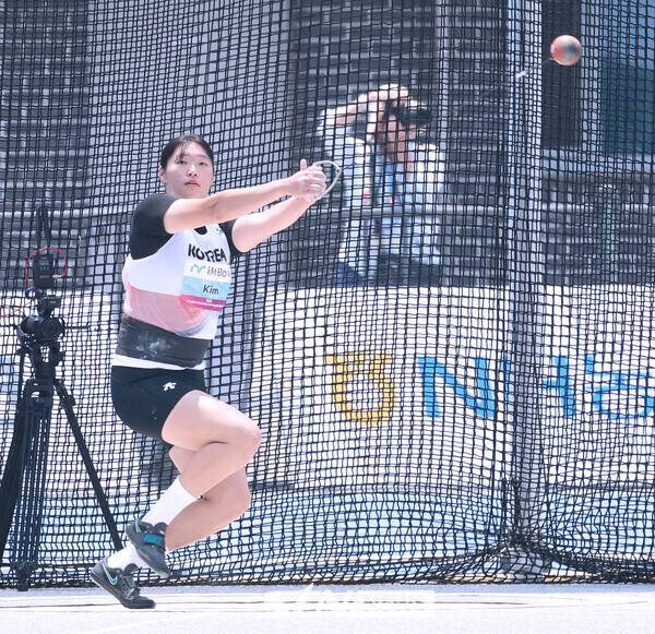 27일 오후 경북 구미시민운동장에서 열린 '2025 구미아시아육상선수권' 여자 해머던지기 결선에 출전한 김태희. 사진┃강명호 기자