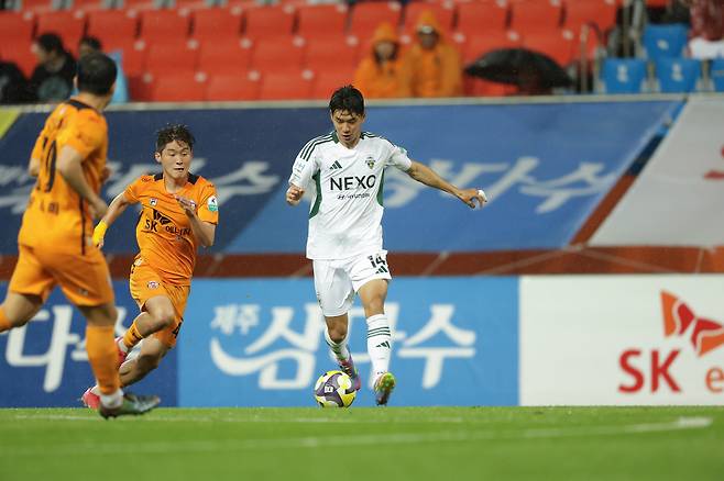 제주월드컵경기장/ K리그1/ 제주SKFC vs 전북현대모터스/ 제주 김륜성, 전북 전진우/ 사진 정재훈