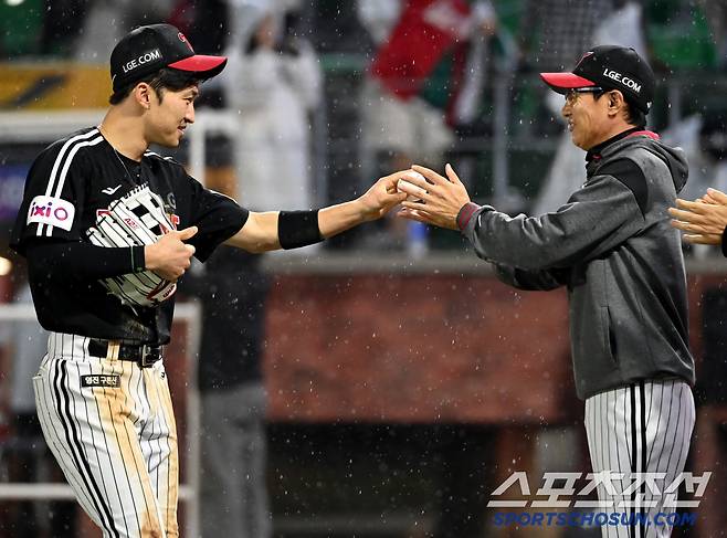 23일 인천SSG랜더스필드에서 열린 LG와 SSG의 경기, LG가 3대2로 승리했다. 정규시즌 통산 600승을 달성한 염경엽 감독이 박해민에게 기념구를 건네받고 있다. 인천=허상욱 기자wook@sportschosun.com/2025.05.23/