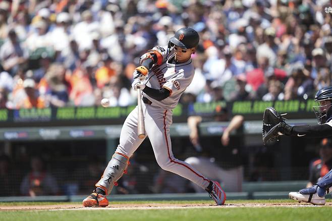 이정후가 1회초 바깥쪽 공을 밀어쳐 좌측으로 안타를 만들어내고 있다. AP연합뉴스