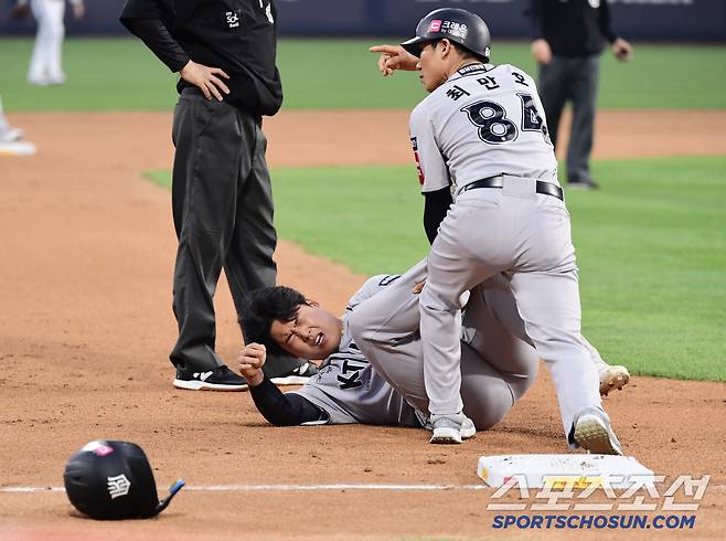 4회 1사 2, 3루. 김상수 직선타 때 3루 백업 도중 발목 부상을 당한 KT 강백호.