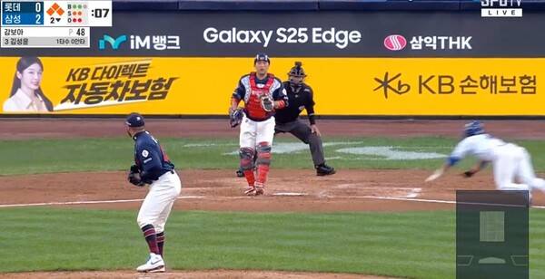 롯데 감보아의 투구 동작 때 홈을 파고드는 삼성 이성규의 홈스틸. ⓒ스포티비