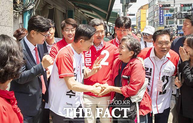 김문수 국민의힘 대선 후보가 26일 경기 안성시 서인사거리에서 열린 유세를 마친 뒤 시민들과 인사를 나누고 있다. /안성=남윤호 기자