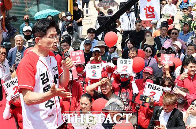 '단일화 가능성은 0%'라는 이준석 개혁신당 대선 후보의 단호함에도 국민의힘은 여전히 물러서지 않고 있다. 선거가 일주일 조금 넘게 남은 상황에서 판을 뒤집을 수 있는 초강수 카드라는 판단 때문이다. /남윤호 기자