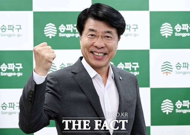 서강석 송파구청장이 19일 오후 서울 송파구청 집무실에서 <더팩트>와 인터뷰에 앞서 포즈를 취하고 있다. /이새롬 기자