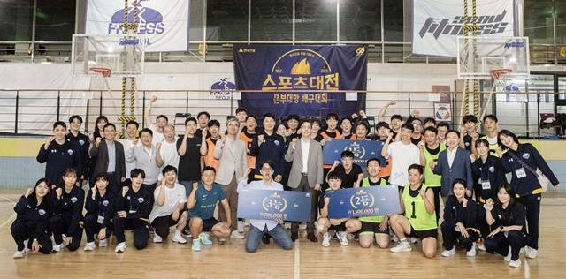 현대건설이 창립 78주년을 맞아 지난 23일 서울 종로구 계동 본사에서 행사를 열었다. 이번 행사에는 현대건설 배구단도 참석해 임직원들과 교류하는 시간을 가졌다. /현대건설
