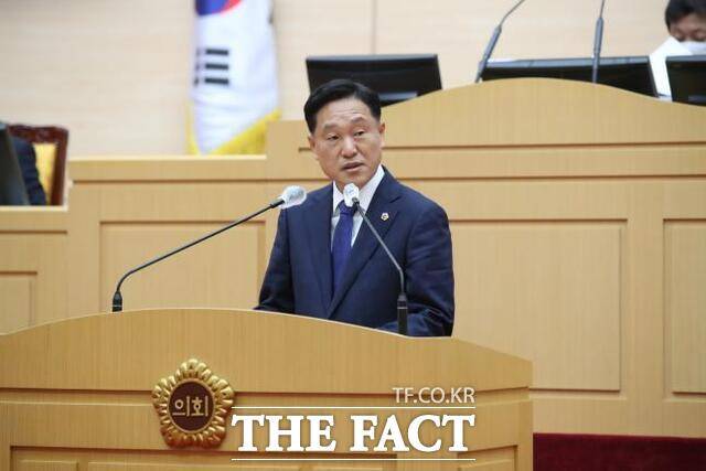 강문성 의원이 본회의장에서 발언하고 있다./전남도의회