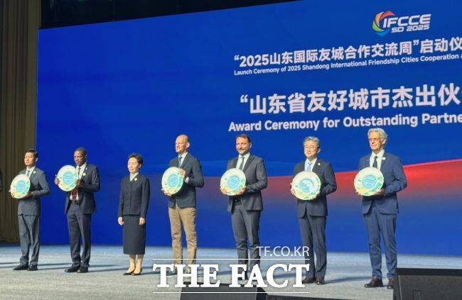 광명시 정순욱 부시장(오른쪽 2번째)이 27일 중국 산둥성에서 열린 ‘국제우호도시 포럼’에서 ‘우수 파트너 도시상’을 수상했다./광명시