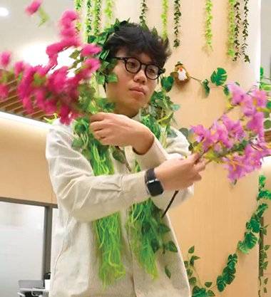 ‘애니마’ 실제 공연 영상(위)과 이를 패러디해 만든 ‘2025 군포철쭉축제’ 홍보 영상.