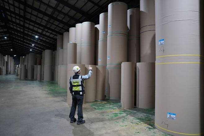 지난 21일, 태림포장 시화공장에서 한 직원이 골판지 원지 재고를 점검하고 있다. 태림포장 제공