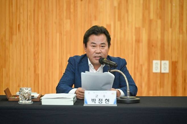 박정현 부여군수가 업무보고회에서 발언하고있다./부여군청