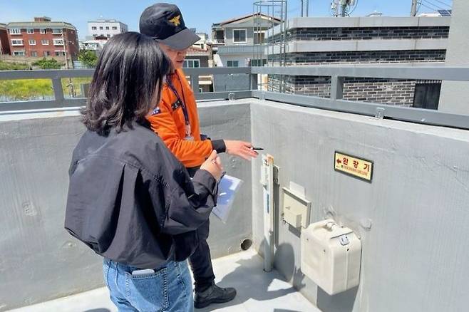 대전소방본부 관계자가 투표소 안전 점검을 벌이고 있다. / 대전소방