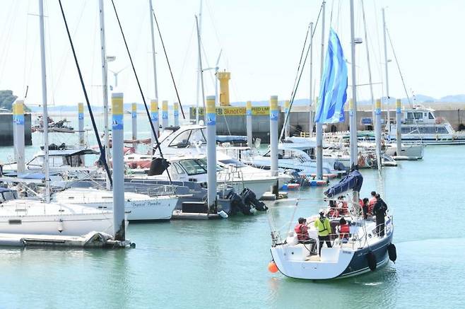 화성 뱃놀이 축제에서는 다양한 종류의 보트, 요트를 승선해 볼 수 있다. 지난해 축제에서 방문객들이 보트 승선을 체험하고 있다. 화성시 제공