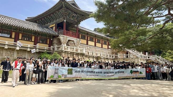전통문화 체험행사에 참여한 신라대 유학생들. 신라대 제공