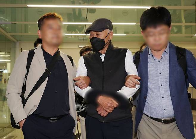 뉴질랜드에 머물던 허재호 전 대주그룹 회장이 27일 인천국제공항 2터미널을 통해 국내로 송환되고 있다. 연합뉴스