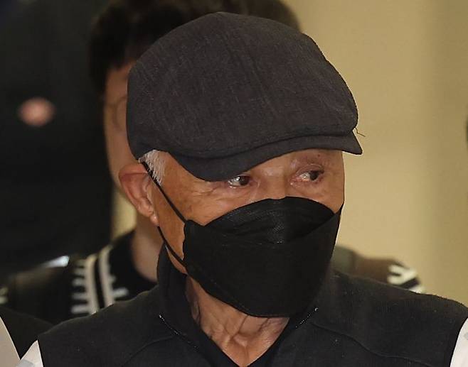 뉴질랜드에 머물던 허재호 전 대주그룹 회장이 27일 인천국제공항 2터미널을 통해 국내로 송환되고 있다. 연합뉴스