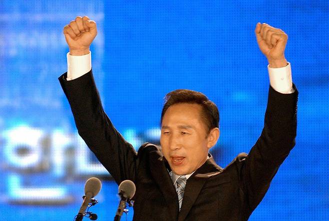 2007년 제17대 대통령 선거 한나라당 후보 경선에서 승리한 이명박 전 대통령이 스트라이프 넥타이를 매고 있다