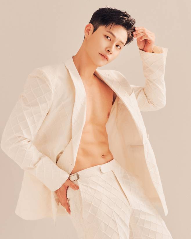 장태오, 아이보리 수트로 완성한 ‘부드러운 카리스마’