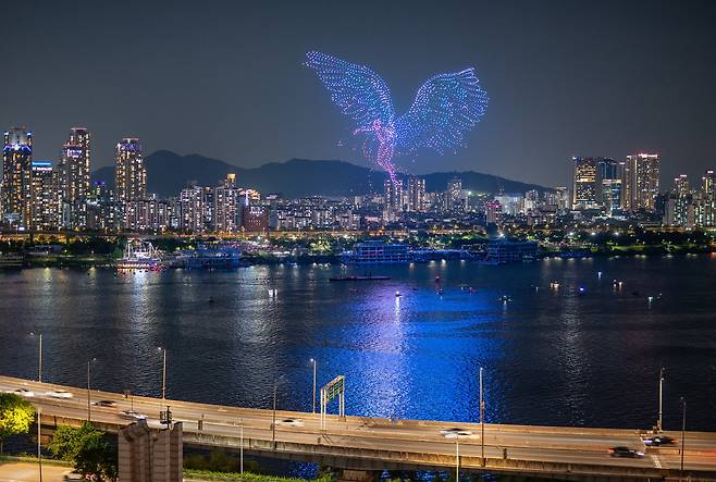 25일 저녁 서울 뚝섬한강공원에서 열린 '2025 한강불빛공연 드론라이트쇼' 4회차 공연에서 군집드론이 날개 달린 천사를 그리고 있다. /박상훈 기자