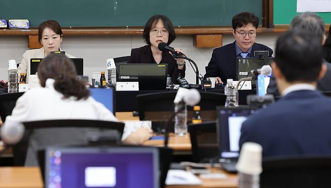 26일 오전 경기 고양시 사법연수원에서 전국법관대표회의가 열렸다. 김예영(가운데) 의장이 개회를 선언하고 있다. 이날 회의에는 법관 대표 126명 중 88명이 참석했지만 결론을 내지 못했다. 대선 이후 다시 회의를 열기로 했다./고운호 기자