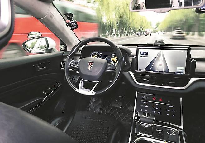 중국 테크 기업 바이두의 자율 주행 택시가 운전자 없이 도로를 달리는 모습./바이두