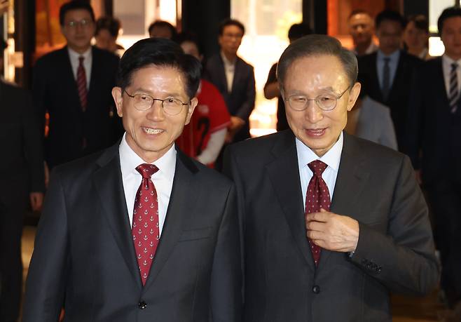 김문수 국민의힘 대선 후보와 이명박 전 대통령이 27일 서울 여의도 켄싱턴 호텔 로비에서 만나 오찬장으로 향하고 있다./뉴시스